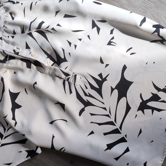 Ann Taylor Women's Black and White Printed Top - Picture 2 of 3